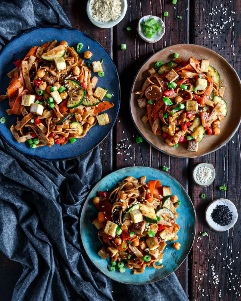 Makaron z tofu, ciecierzycą i warzywami