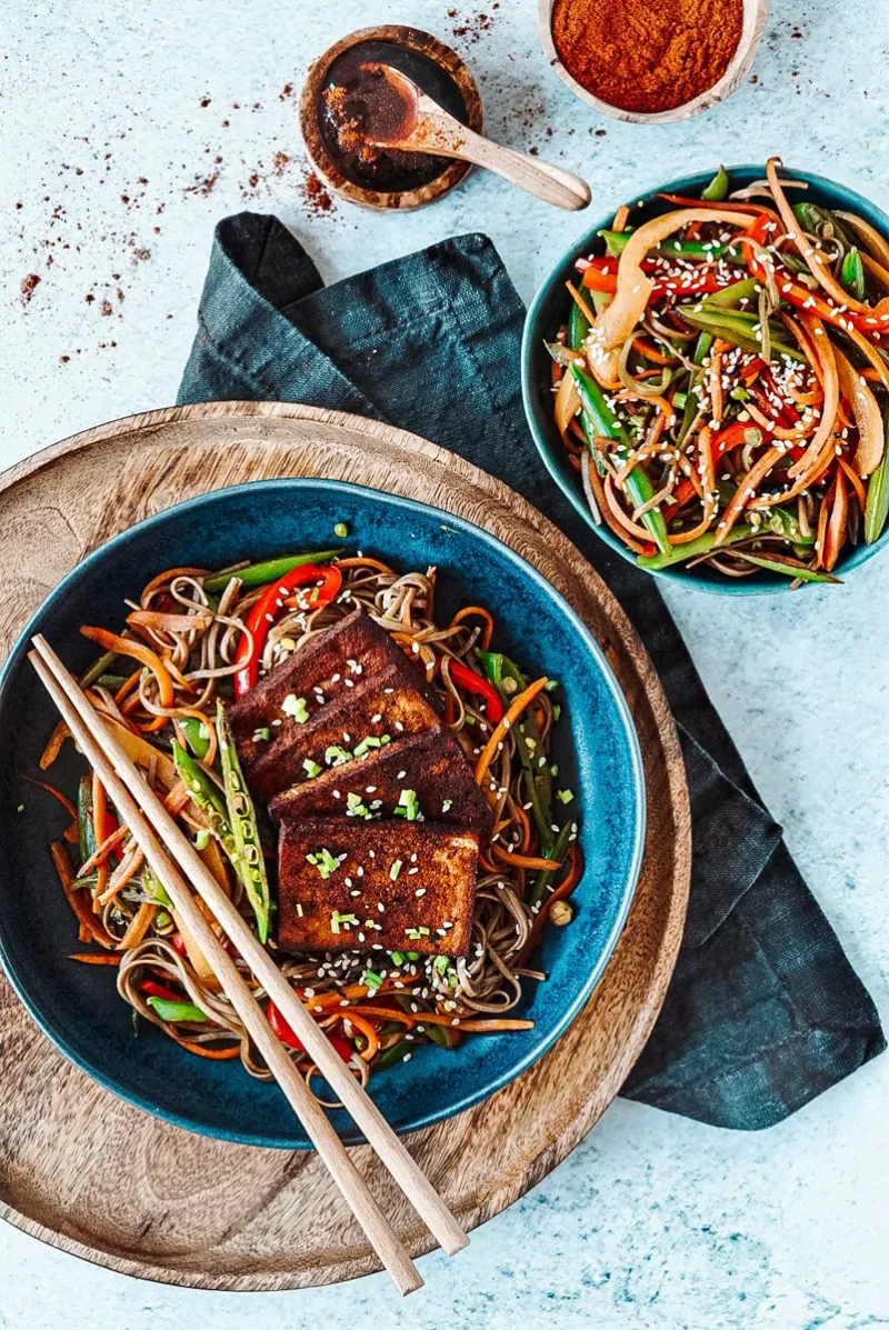 Tofu BBQ z makaronem po azjatycku