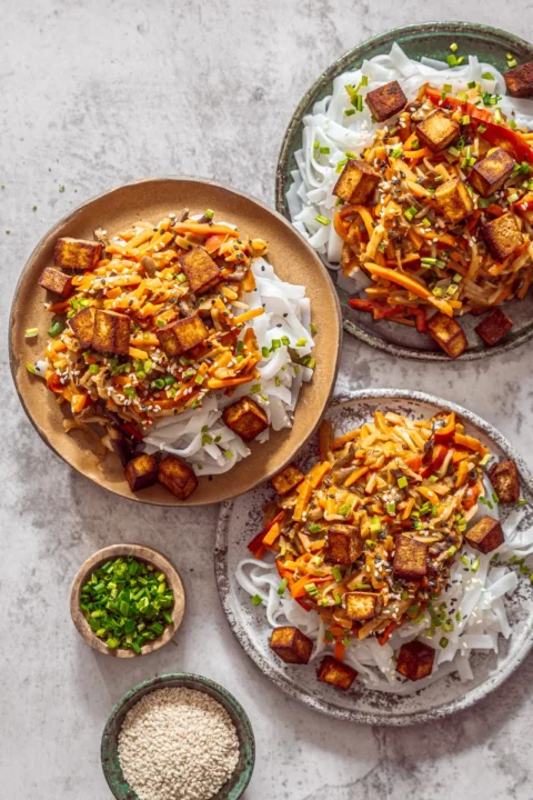 Makaron ryżowy z tofu w sosie orzechowym