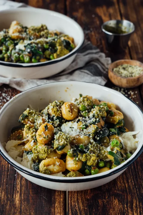 Gnocchi z pesto, cukinią, groszkiem i mozzarellą