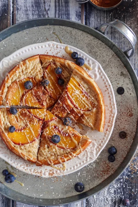 Omlet twarogowy z brzoskwinią