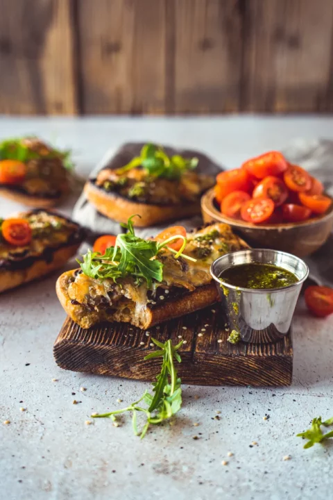 Zapiekanki z pesto i pieczarkami