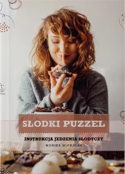 Okładka ebooka Słodki Puzzel z autorką Moniką Michalak trzymającą własnoręcznie zrobione ciastko przed ustami.