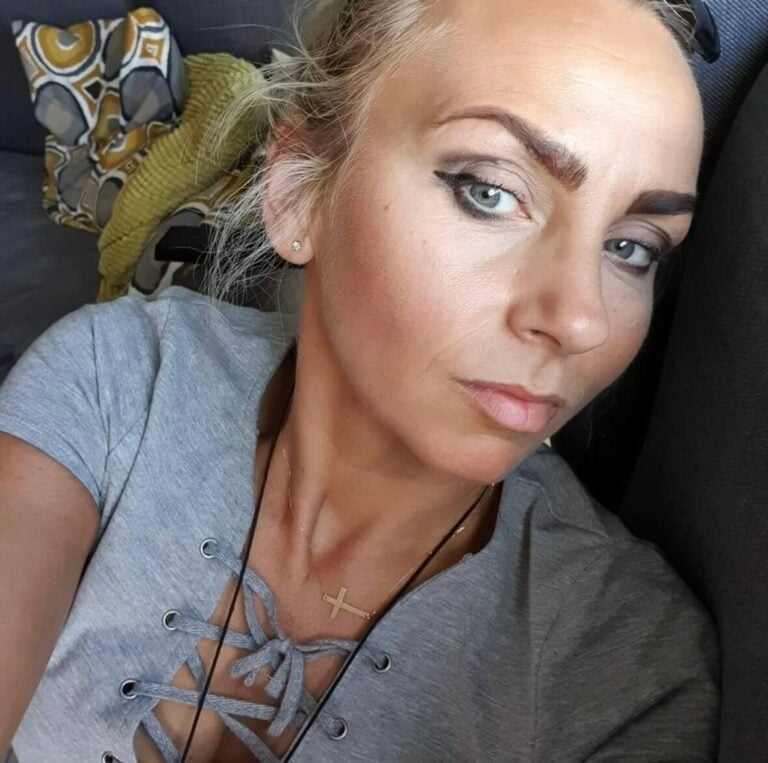 Jola w szarej koszulce z wyraźnym makijażem, patrząca w stronę kamery.